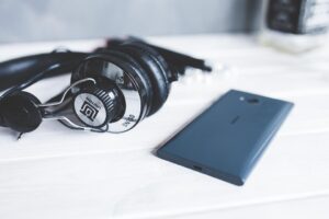 Jak skopiować pliki z podów do lokalnej maszyny przy użyciu kubectl cp?