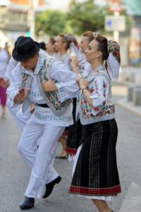 Mel Dominguez, Stylista Gwiazd: Jak Stworzyć Idealne Fryzury Festiwalowe, Które Przetrwają Upalną Pogodę